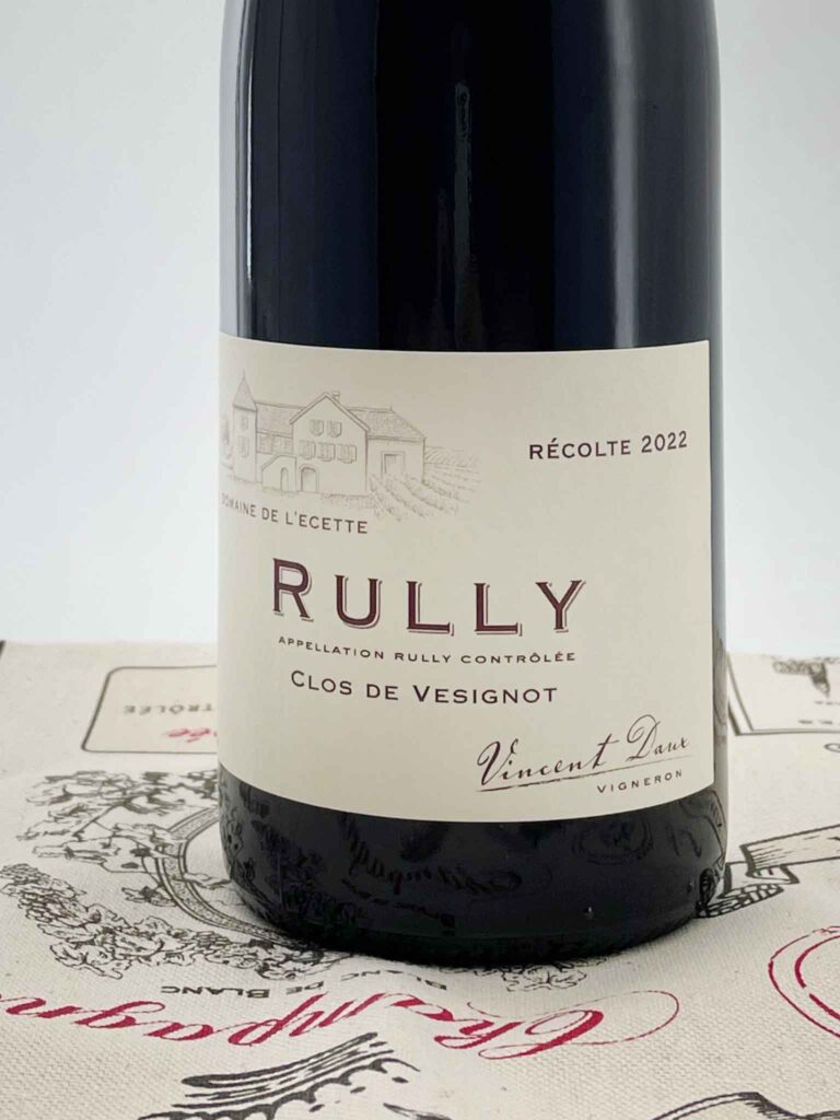 Vin rouge sur un torchon, appellation Rully