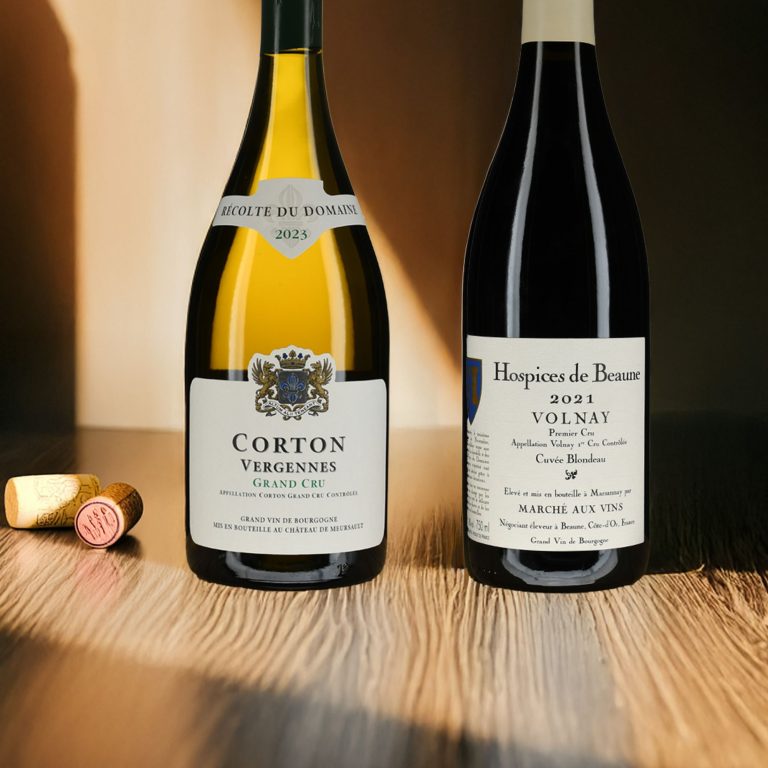 Deux bouteilles de grands vins de Bourgogne sur bois