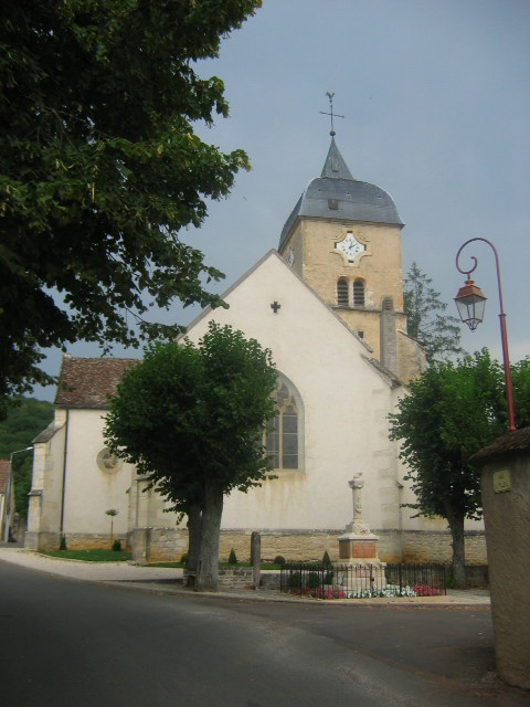 Église de village française avec clocher et monument aux morts