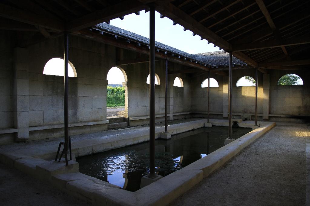 Lavoir ancien couvert avec bassin en pierre et arcades