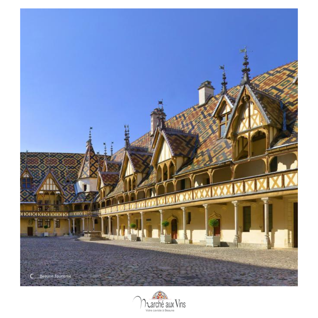 Cour intérieure des Hospices de Beaune toits polychromes